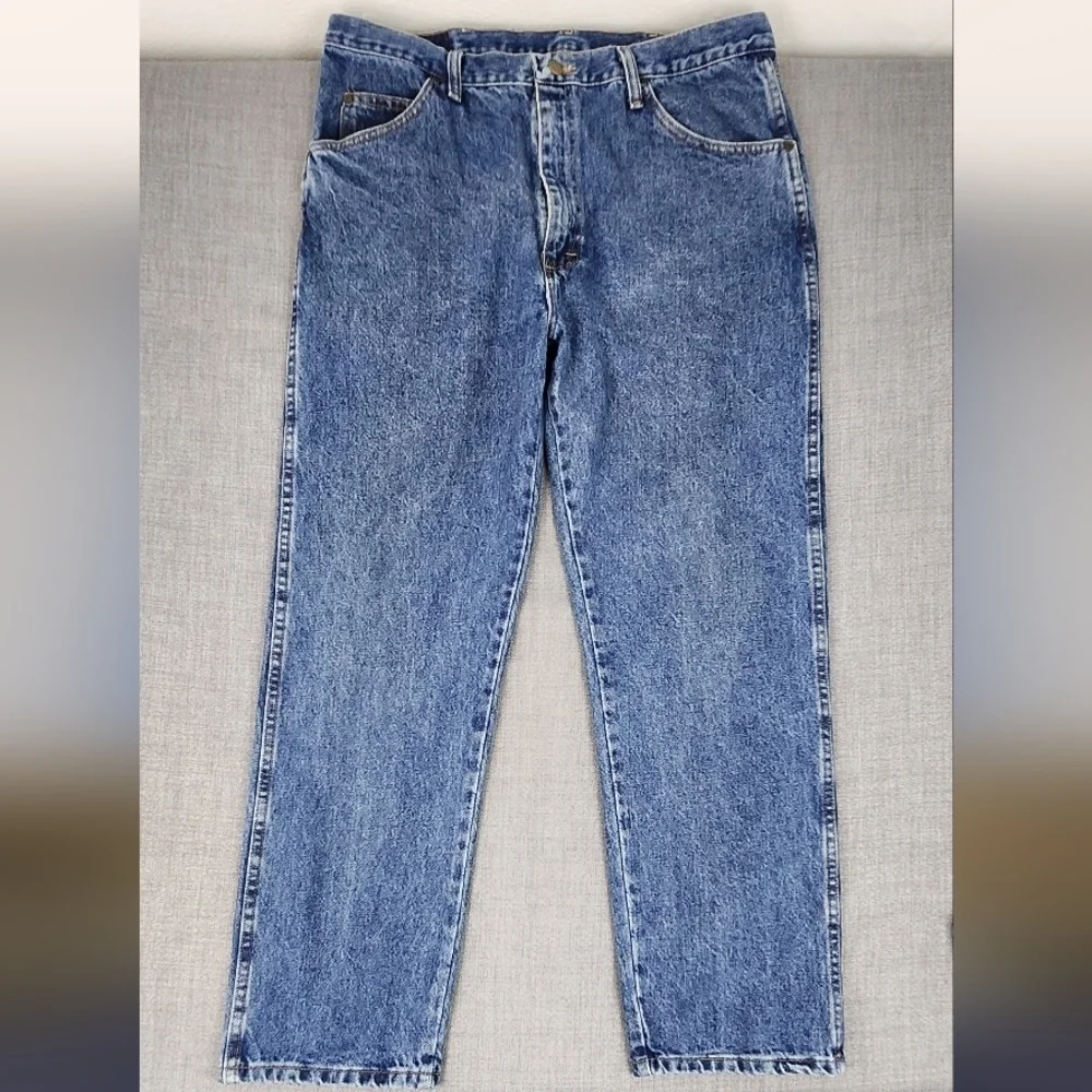 Wrangler Straight Leg Medium Wash Denim Jeans. 100% Cotton Size 38 × 30.